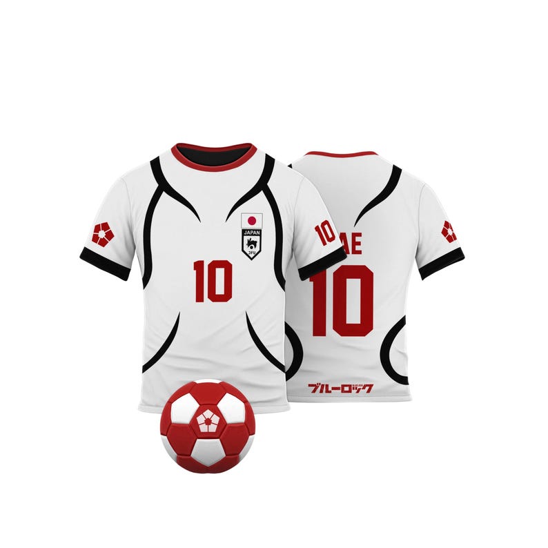 K&ouml;nnte beinhalten: Wei&szlig;es Fu&szlig;balltrikot mit roten Akzenten, das die Nummer 10 in Rot auf der Vorder- und R&uuml;ckseite tr&auml;gt. Das Trikot hat schwarze geschwungene Linien und ein japanisches Flaggenemblem. Ein rot-wei&szlig;er Fu&szlig;ball liegt davor.