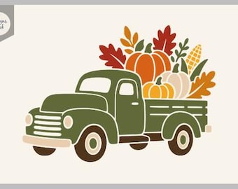 Puede incluir: Una ilustración gráfica de una camioneta vintage de color verde oliva que transporta una cosecha de calabazas naranjas, amarillas y blancas, una mazorca de maíz y hojas de otoño en tonos rojos, naranjas y amarillos. El texto Designs Nook es visible.