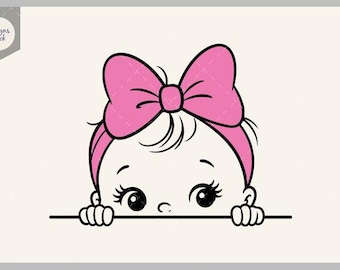 Puede incluir: Una ilustración de arte lineal en blanco y negro de un bebé con un lazo rosa grande sobre una diadema rosa. El bebé tiene ojos visibles, pestañas y manos pequeñas descansando sobre una línea negra horizontal. El texto Designs Nook aparece.