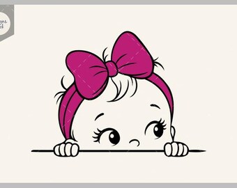 Puede incluir: Una ilustración gráfica de una cara de bebé asomándose por encima de una línea horizontal. El bebé tiene ojos grandes, pestañas largas y una diadema magenta brillante con un lazo grande. El diseño incluye el texto Designs Nook en la esquina superior izquierda.