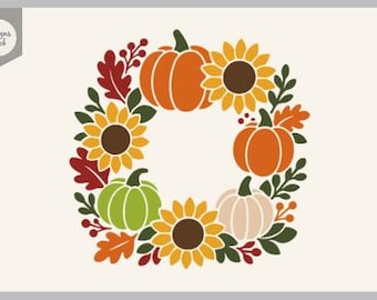 Puede incluir: Una ilustración de corona circular con tres girasoles de centros marrones, tres calabazas en naranja, verde claro y crema, intercaladas con hojas verde oscuro, bayas rojas y hojas de roble naranjas. El texto Designs Nook es visible.