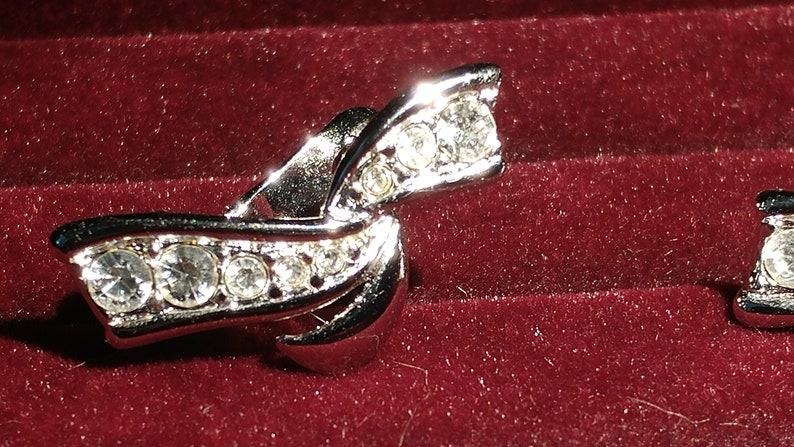 Abstract Rhinestone Signed silver tone ribbon earrings clip on
