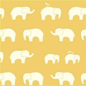 Op de afbeelding: Een naadloos patroon van witte olifanten op een gele achtergrond. Sommige olifanten hebben een kleine witte vogel bovenop.