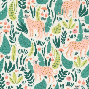 Peut inclure: Un fond blanc avec un motif répété de léopards roses et de feuillage vert. Les léopards sont stylisés et ont un motif tacheté. Le feuillage est un mélange de feuilles et de fleurs.
