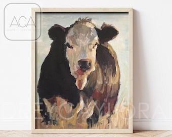 Può includere: Dipinto incorniciato di una mucca con macchie bianche e nere, che tira fuori la lingua. L'opera d'arte è in una cornice di legno e presenta uno sfondo azzurro e un primo piano erboso. Il nome dell'artista, Audrey Caylor Art, è visibile in alto a sinistra.
