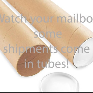 Peut inclure: Deux tubes d'exp&eacute;dition en carton brun avec des embouts blancs. Le texte "Watch your mailbox some shipments come in tubes!" est imprim&eacute; sur les tubes.