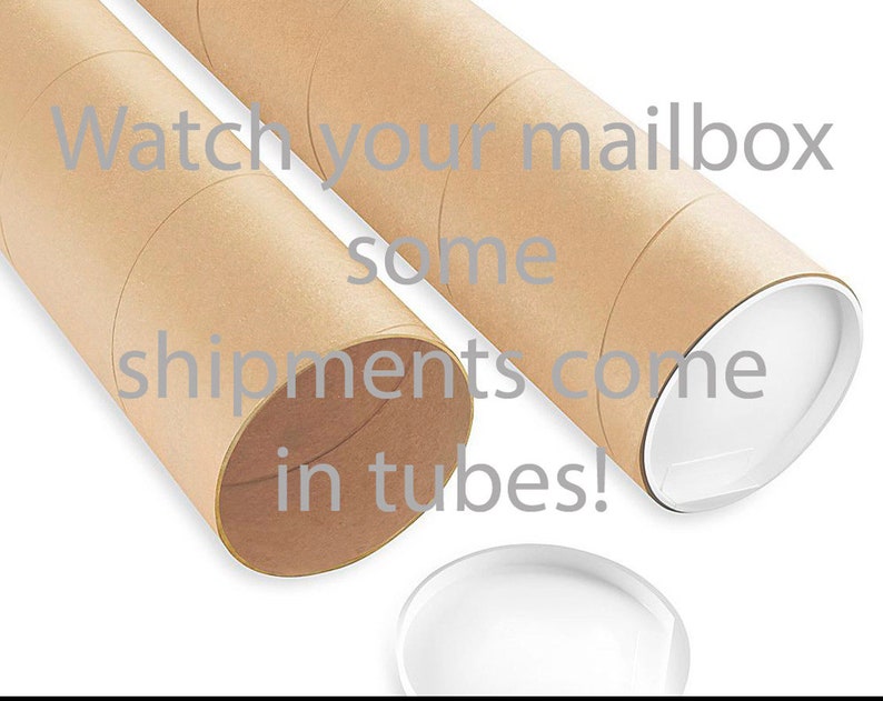 Peut inclure: Deux tubes d'exp&eacute;dition en carton brun avec des embouts blancs. Le texte "Watch your mailbox some shipments come in tubes!" est imprim&eacute; sur les tubes.