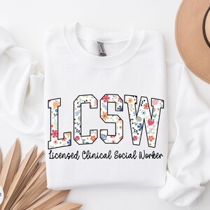 Blommig LCSW-tröja, LCSW-tröja med vildblommor, LCSW-present, rund hals för legitimerad klinisk socialarbetare, uppskattningspresent för socialarbetare bild 6