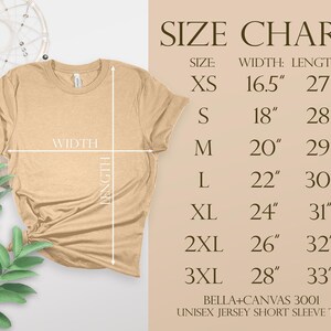 Puede incluir: Tabla de tallas para una camiseta de manga corta de jersey unisex, que muestra las medidas en pulgadas de ancho y largo para las tallas XS, S, M, L, XL, 2XL y 3XL. La tabla est&aacute; impresa sobre un fondo beige.