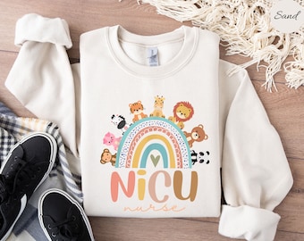 NICU-sjuksköterska regnbågströja, NICU-sjuksköterska med djurmotiv, NICU-sjuksköterskapresent, sjuksköterskauppskattningspresent, neonatal intensivvårdsavdelning, NICU-sjuksköterska