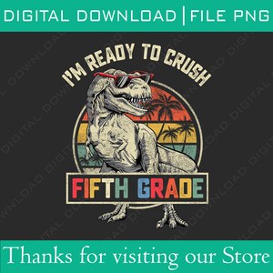 Pode incluir: Um gráfico de estilo retro com um Tyrannosaurus Rex de desenho animado usando óculos de sol e uma sobreposição de texto que diz "I'm Ready to Crush Fifth Grade". O fundo é um pôr do sol com palmeiras.