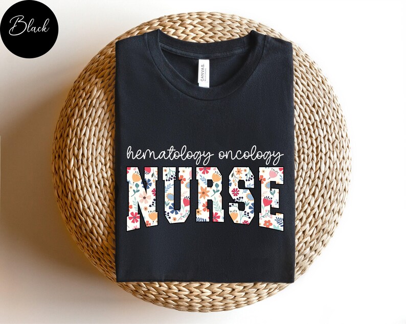 Puede incluir: Camiseta negra con el texto "hematology oncology NURSE" en blanco con detalles florales.