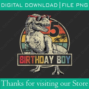 Op de afbeelding: Een retro-stijl illustratie van een groene dinosaurus met een rode zonnebril en het nummer 5. De dinosaurus staat voor een zonsondergang met palmbomen. De tekst "Birthday Boy" staat op een kleurrijk banner onder de dinosaurus.