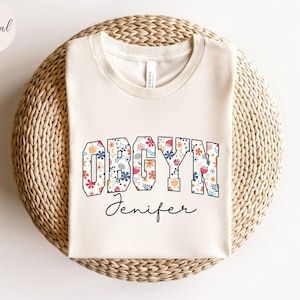 Gepersonaliseerde OBGYN-shirt, bloemen T-shirt OBGYN verpleegkundige, T-shirt verpleegkundige verloskunde en gynaecologie, cadeau verpleegkundige waardering, T-shirt OBGYN verpleegkundige
