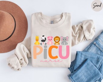 PICU ナース スウェットシャツ、PICU 小児科ナース シャツ、PICU ナース ギフト、ナース感謝ギフト、小児集中治療室、PICU クルーネック