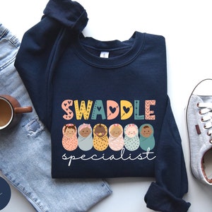 Nicu Krankenschwester Sweatshirt, Swaddle Spezialist NICU Shirt, Nicu Krankenschwester Geschenk, Neugeborene Krankenschwester Geschenk, Neugeborene Icu Krankenschwester, Neugeborene Intensivstation