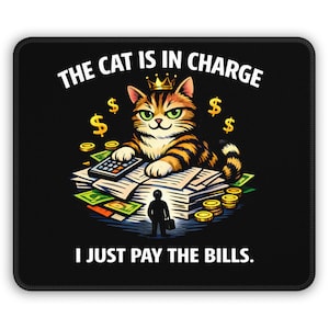 Katten bestämmer, jag betalar bara räkningarna - Gamingmusmatta | Rolig kattpengardesign