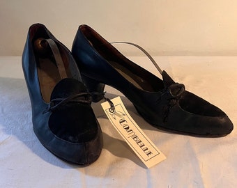 Elegant vintage 1940s - 1950s Harvey Nichols ladies black leather & suede court shoe size EU 40