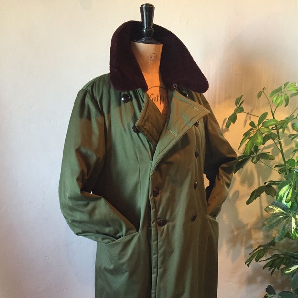 Manteau tempête vintage à double poitrine pour hommes des années 1940 en coton vert olive foncé avec col brun en fibre de fourrure UK 40-46