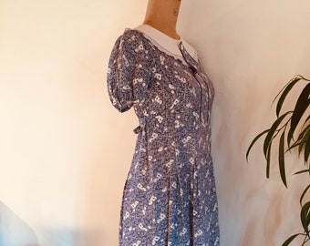 Adorable 1930s blue & white printed cotton day dress with contrast collar and button tab detail