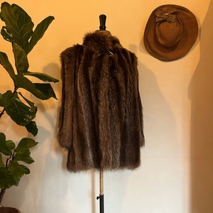 Chaleco de pelo de mujer de mapache finlandés - De La Roca