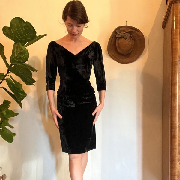 Superbe robe de cocktail vintage des années 1950 en velours de soie écrasé noir presque à épaules dénudées