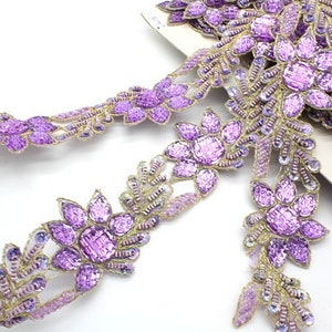 Adorno de diamantes de imitación con diseño floral dorado lila