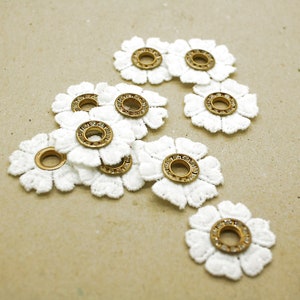 10 weiße GOLDBLUMEN Applikation, Motiv-Patch