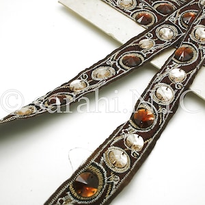 Acabamento em strass marrom
