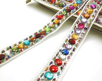 Garniture en strass multicolores