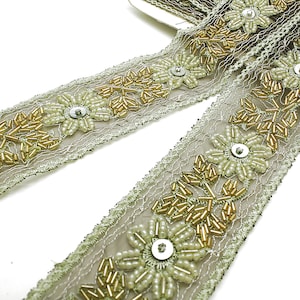 Garniture en PAILLETÉ DE PERLES BORDEAUX avec ornements de ruban de perles et de sequins