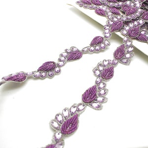 Adorno floral de cachemira con diamantes de imitación en color lila