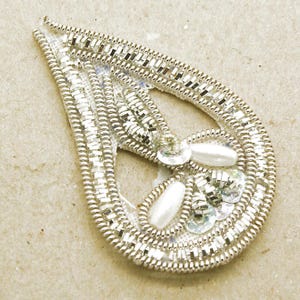APLIQUE DE LENTEJUELAS DE PAISLEY CON LÁGRIMAS DE PLATA