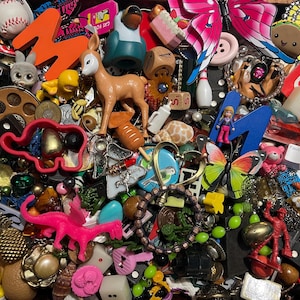 Geborgen ekstermix: snuisterijen, speelgoed, miniaturen, sieraden, knutselkralen (kleurkeuze)