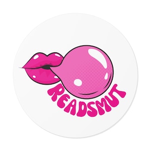 以下が含まれることがあります： ポップアートスタイルのデザインの、丸い白いステッカー。ピンクの唇が風船ガムの泡を吹いており、ピンクのバブルスタイルの文字で「READSMUT」という言葉が書かれています。