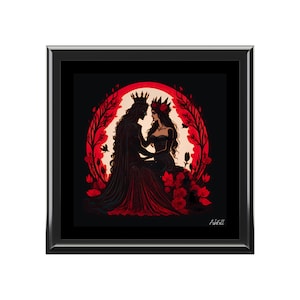 Könnte beinhalten: Silhouetten-Illustration eines Königs und einer Königin in einem rot-schwarzen Farbschema. Das Paar ist von roten Rosen und einem roten Mond umgeben. Die Unterschrift des Künstlers, AshFall, befindet sich in der rechten unteren Ecke.