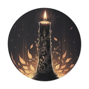 Könnte beinhalten: Eine schwarze Kerze mit aufwendigen floralen Designs ist angezündet und wirft einen warmen Schein auf einen dunklen Hintergrund. Die Kerze ist von zarten, goldenen Blättern umgeben.