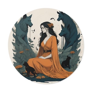 Könnte beinhalten: Eine Frau mit langen dunklen Haaren trägt ein orangefarbenes Kleid und sitzt umgeben von vier Tieren. Zwei blau-graue Wölfe, eine schwarze Katze und eine kleinere schwarze Katze schauen alle die Frau an. Der Hintergrund ist ein kreisförmiges Muster aus grünen Blättern und Blumen.