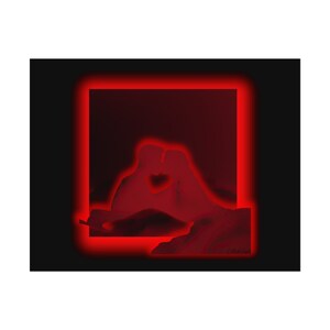 Könnte beinhalten: Eine rote Silhouette von zwei Personen, die sich küssen und mit ihren Händen eine Herzform bilden, vor einem dunkelroten Hintergrund mit rotem Rand.