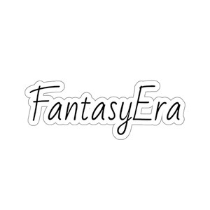 Könnte beinhalten: Ein weißer Aufkleber mit schwarzem Text, der "FantasyEra" lautet.