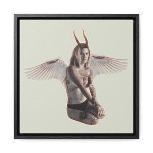 Peut inclure: Une femme avec une paire de cornes est assise dos à la caméra, portant une paire d'ailes d'ange blanches. Elle a des tatouages sur les bras et les jambes. L'arrière-plan est beige clair.