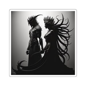 Könnte beinhalten: Schwarz-weißer Aufkleber mit einer stilisierten Illustration von zwei Figuren. Eine Figur ist ein Krieger in Rüstung, die andere eine Frau mit Krone und fließendem Kleid. Sie halten Händchen, die Frau hält ein Schwert.