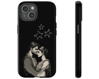Peut inclure: Coque de téléphone noire avec une illustration en niveaux de gris d'un couple enlacé, avec trois étoiles au-dessus. La coque a une finition brillante et une conception protectrice. La vue latérale montre l'épaisseur et l'emplacement des boutons.