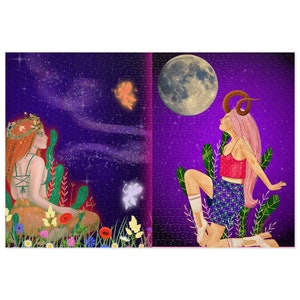 Puede incluir: Un colorido rompecabezas con dos figuras femeninas estilizadas. Una es pelirroja con una corona floral, la otra tiene cabello rosado y cuernos de carnero. El fondo incluye un cielo estrellado, una luna llena e ilustraciones de hadas.