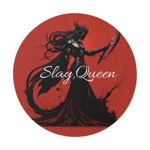 Op de afbeelding: Ronde sticker met een rode achtergrond. Het heeft een zwarte illustratie van een figuur met lang haar en een kroon, die een gebogen mes vasthoudt. De tekst "Slay, Queen" is in witte cursieve letters geschreven.