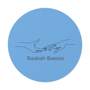 Könnte beinhalten: Zwei Hände, die sich auf einem hellblauen Kreis in einer einzigen Linie aneinander reichen. Der Text "Bookish Besties" befindet sich unter den Händen.