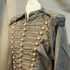 Steampunk RavenSDL のブラック ミリタリー ジャケット。肩章付きのブラック ミリタリー スタイルのロング ヘビー コットン ジャケット。ワンサイズ。