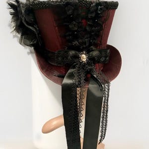 Hoge hoed Steampunk Gothic Victoriaans donkerrode Tafeta cilinderhoed met weelderige veren en bies 58 cm