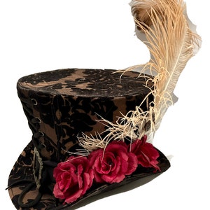 Chapeau haut de forme steampunk gothique marron/noir avec rose rouge et grande plume antique 59 cm