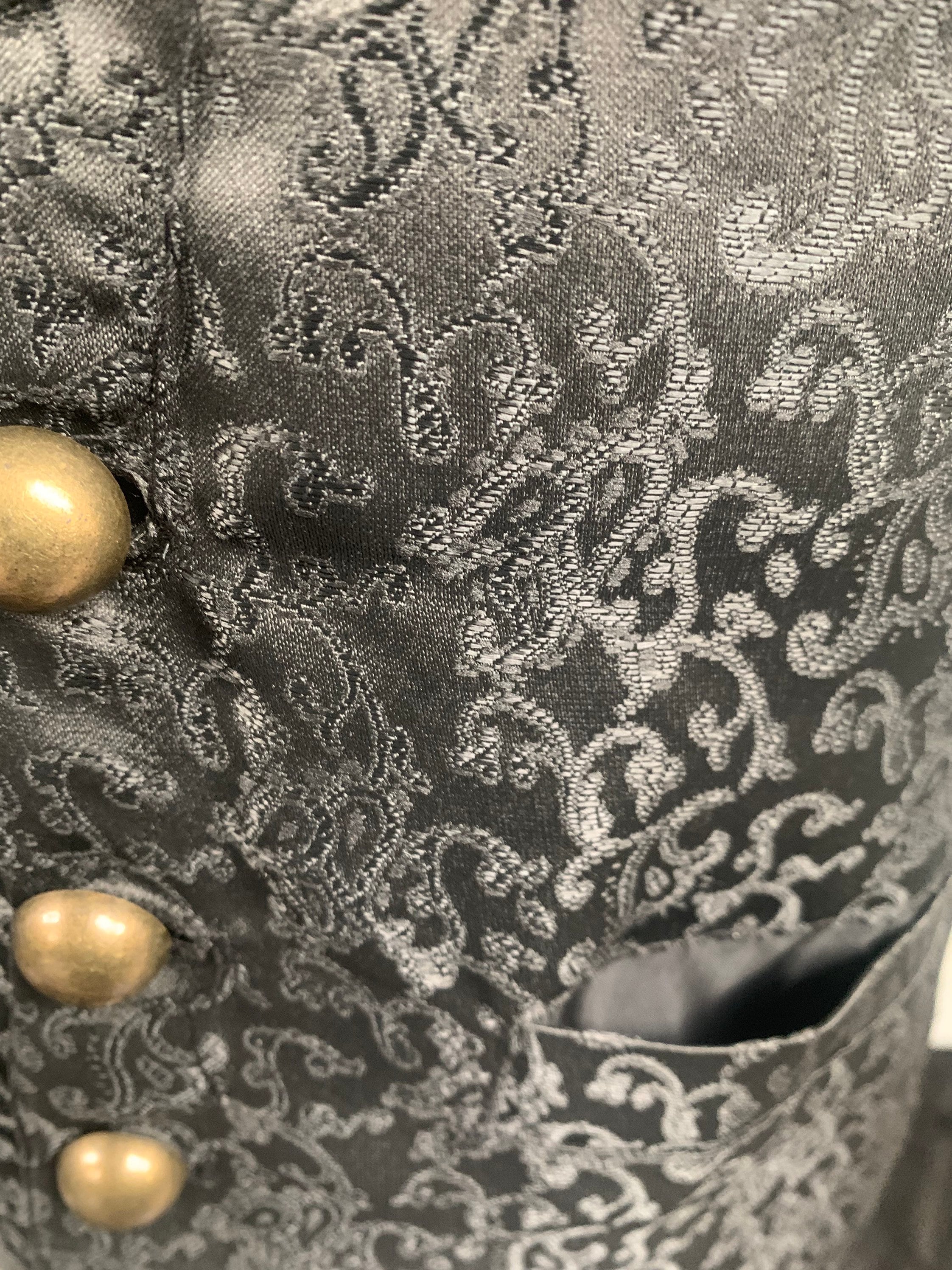 Gilet Gotico Steampunk In Broccato Rosso E Oro – Raven, Taglia 38/40 (M) Con Cravatta E Spilla
